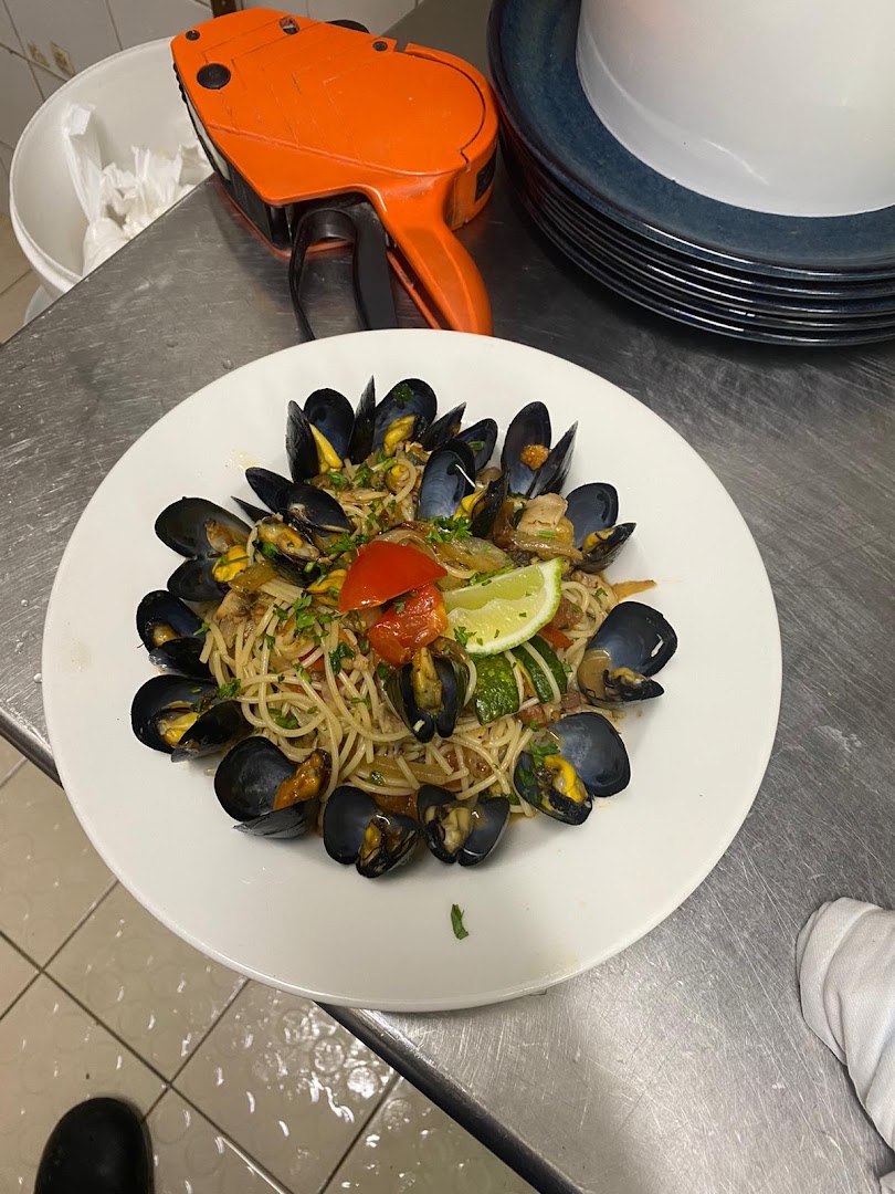 Pâtes aux moules préparées en cuisine