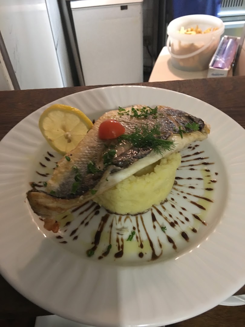 Poisson servi avec une purée
