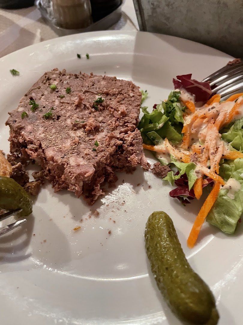 Pâté servi avec une salade